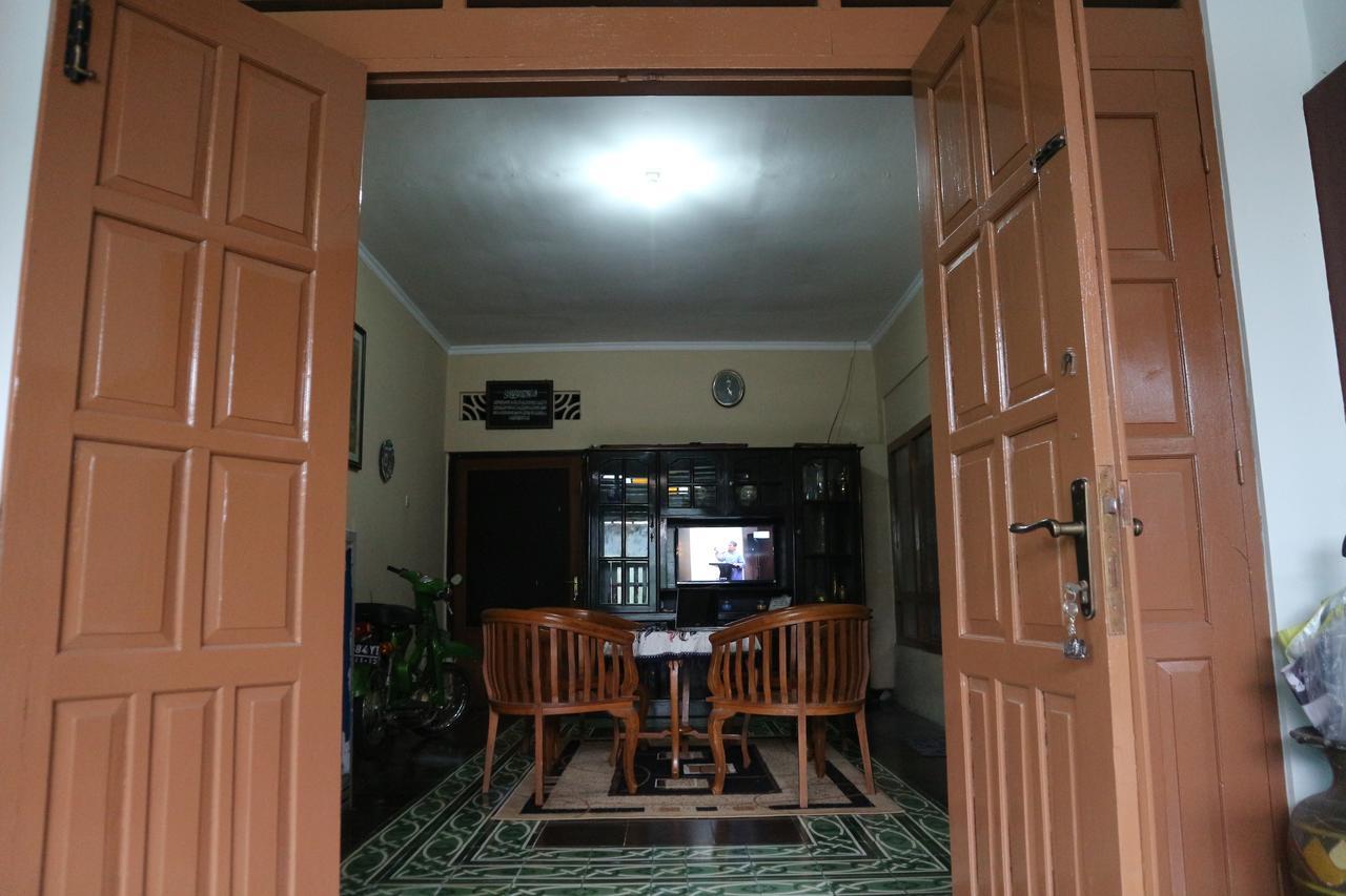 Kembar Guesthouse ยอกยาการ์ตา ภายนอก รูปภาพ